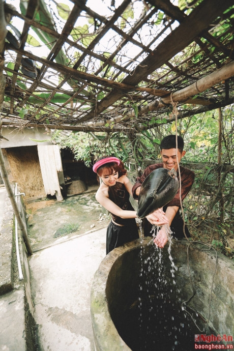 C&ocirc; d&acirc;u Thủy Ti&ecirc;n chia sẻ, c&ocirc; v&agrave; ch&uacute; rể của m&igrave;nh y&ecirc;u th&iacute;ch c&aacute;i nhẹ nh&agrave;ng, d&acirc;n d&atilde; của những miền qu&ecirc; d&ugrave; họ l&agrave; người th&agrave;nh phố. V&igrave; thế, họ đ&atilde; l&ecirc;n &yacute; tưởng cho bộ ảnh cưới của m&igrave;nh mang đậm chất th&ocirc;n qu&ecirc;.