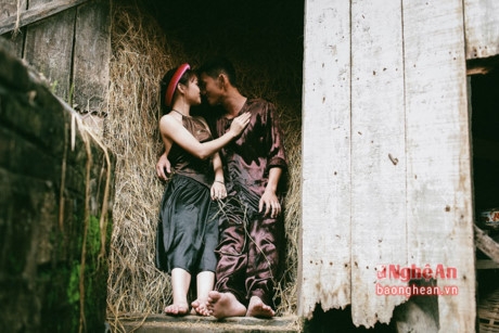 V&agrave; chọn kho chứa rơm l&agrave; nơi h&ograve; hẹn...