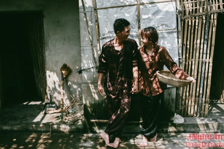 Ch&uacute; rể Hữu Th&igrave;n hiện l&agrave; một qu&acirc;n nh&acirc;n v&agrave; Thủy Ti&ecirc;n l&agrave; c&ocirc; gi&aacute;o dạy mầm non. Họ đ&atilde; trải qua hơn 1 năm y&ecirc;u nhau với bao kỷ niệm.