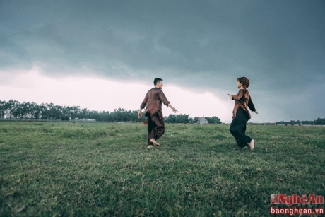 Tr&ecirc;n c&aacute;nh đồng qu&ecirc; bao la.