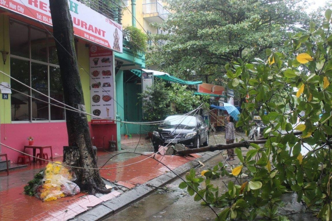 Ng&agrave;nh điện lực đ&atilde; chủ động cắt giảm lưới điện c&aacute;c khu vực như th&agrave;nh phố Huế, thị x&atilde; Hương Thuỷ v&agrave; Hương Tr&agrave;, huyện Nam Đ&ocirc;ng, Ph&uacute; Lộc, Ph&uacute; Vang, Quảng Điền, Phong Điền, A Lưới để đảm bảo an to&agrave;n.