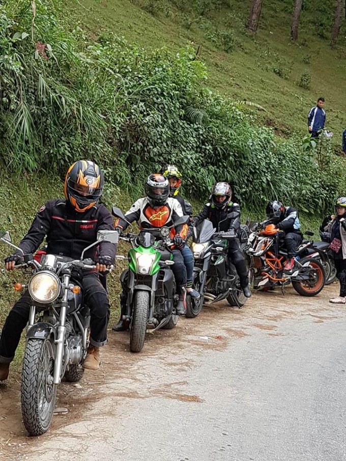 Kh&ocirc;ng &iacute;t du kh&aacute;ch dưới xu&ocirc;i sử dụng phương tiện l&agrave; xe m&aacute;y để đến với H&agrave; Giang