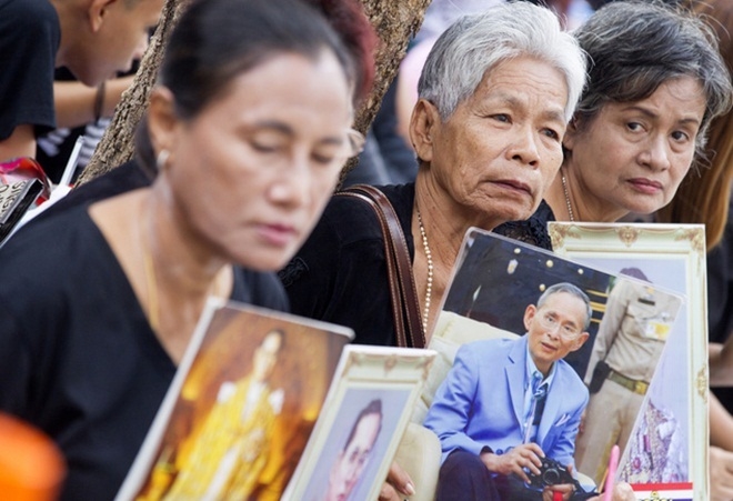 Người d&acirc;n Th&aacute;i Lan mang theo ảnh của Đức Vua&nbsp;đến b&ecirc;n ngo&agrave;i bệnh viện Siriraj.