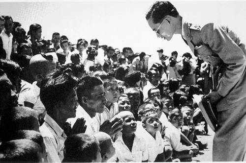 Quốc vương Bhumibol trong một chuyến thăm người d&acirc;n. (Ảnh:&nbsp;People)