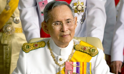 Quốc vương Bhumibol được người d&acirc;n Th&aacute;i Lan v&ocirc; c&ugrave;ng y&ecirc;u mến. (Ảnh:&nbsp;People)