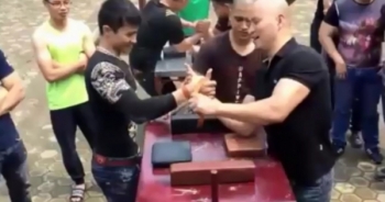 "Ông chú" 44 tuổi từng hạ gục vô địch vật tay thế giới