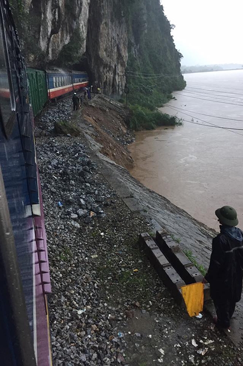 T&agrave;u SE19 sau thời gian bị kẹt giữa nước lũ đ&atilde; được k&eacute;o về ga Lệ Sơn, chờ nước r&uacute;t. To&agrave;n tuyến c&oacute; 10 đo&agrave;n t&agrave;u kh&aacute;ch v&agrave; 12 t&agrave;u h&agrave;ng nằm chờ th&ocirc;ng tuyến.