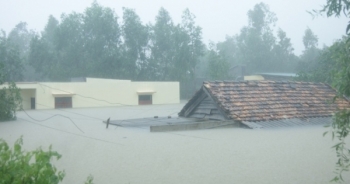 Lụt ngập nóc nhà ở Quảng Bình