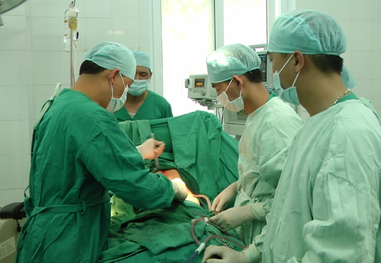 C&aacute;c b&aacute;c sĩ đang phẫu thuật cắt bỏ khối u.