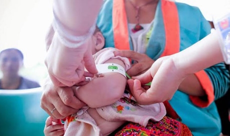 Theo thống k&ecirc;, cứ s&aacute;u trẻ c&oacute; một bị thiếu c&acirc;n v&agrave; cứ bốn th&igrave; c&oacute; một trẻ thấp c&ograve;i.