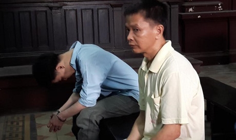 Hai bị c&aacute;o tại t&ograve;a.