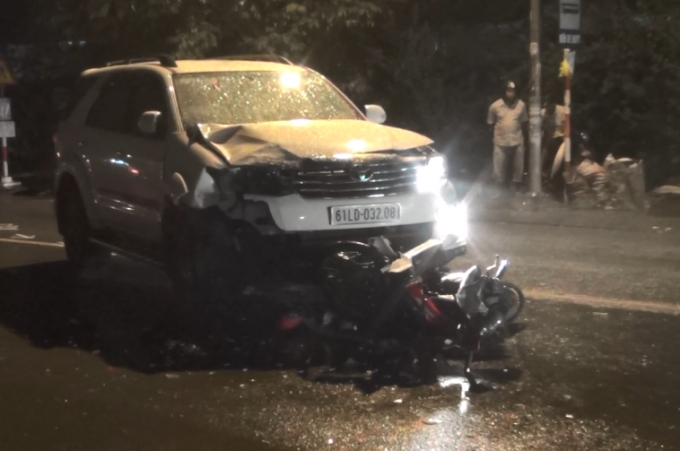 Chiếc xe m&aacute;y cắm chặt v&agrave;o đầu &ocirc; t&ocirc;