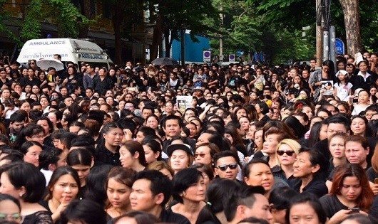 H&agrave;ng ng&agrave;n người d&acirc;n Th&aacute;i xếp h&agrave;ng chờ đ&oacute;n xe chở Linh cữu&nbsp;&nbsp;Vua Bhumibol Adulyadej đi qua.