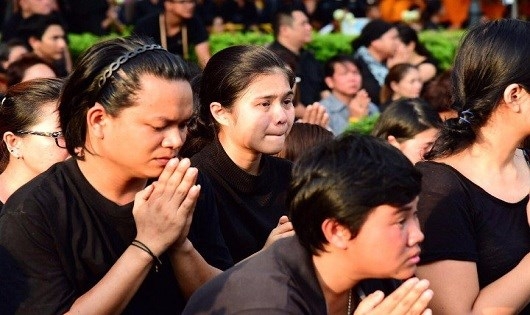 D&acirc;n Th&aacute;i Lan xếp h&agrave;ng đ&oacute;n linh cữu nh&agrave; vua Bhumibol