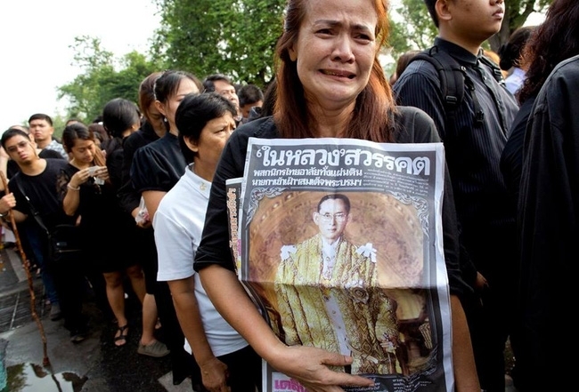 D&acirc;n Th&aacute;i Lan xếp h&agrave;ng đ&oacute;n linh cữu nh&agrave; vua Bhumibol