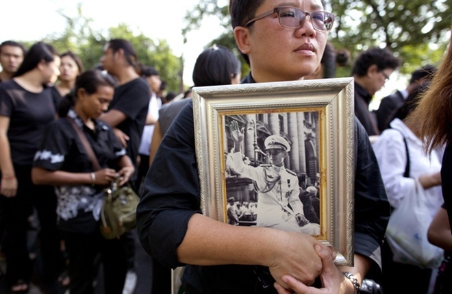 D&acirc;n Th&aacute;i Lan xếp h&agrave;ng đ&oacute;n linh cữu nh&agrave; vua Bhumibol