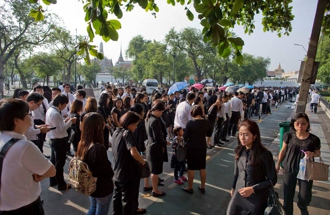 D&acirc;n Th&aacute;i Lan xếp h&agrave;ng đ&oacute;n linh cữu nh&agrave; vua Bhumibol