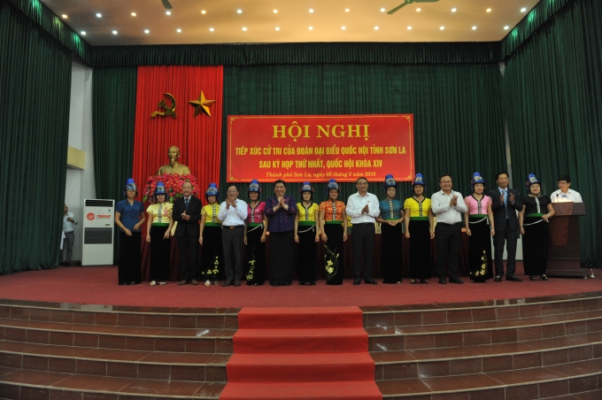 B&agrave; T&ograve;ng Thị Ph&oacute;ng - Ph&oacute; chủ tịch Quốc hội trao mũ tằng cẩu cho phụ nữ d&acirc;n tộc th&aacute;i tại Sơn La.