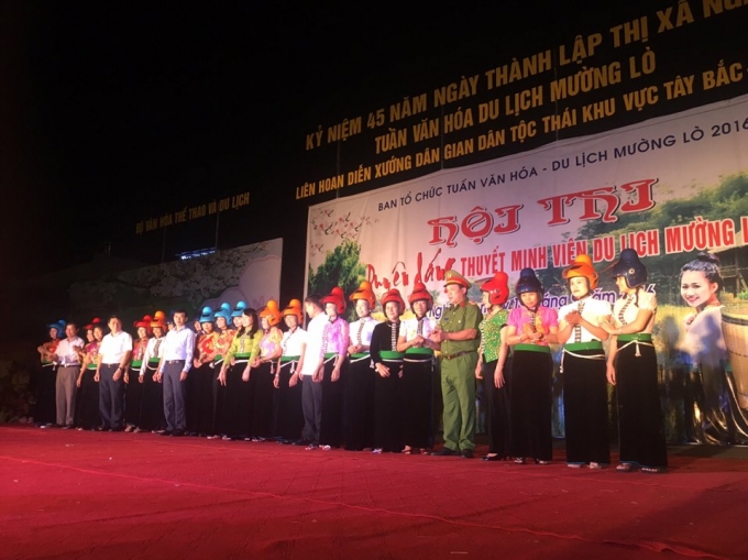 Phụ nữ d&acirc;n tộc th&aacute;i đội mũ bảo hiểm tằng cẩu tại Y&ecirc;n B&aacute;i.&nbsp;