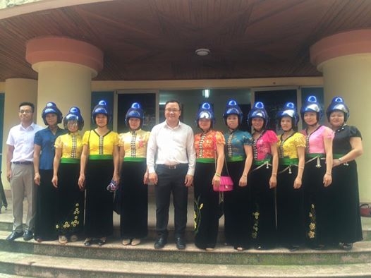 &Ocirc;ng Khuất Việt H&ugrave;ng - Ph&oacute; chủ tịch chuy&ecirc;n tr&aacute;ch UB ATGT QG&nbsp;trao tặng mũ tằng cẩu tại Sơn La.