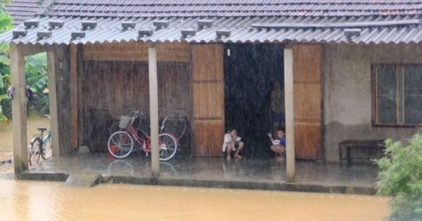 Mưa lớn kèm xả lũ, nhiều vùng ở Hà Tĩnh bị cô lập hoàn toàn