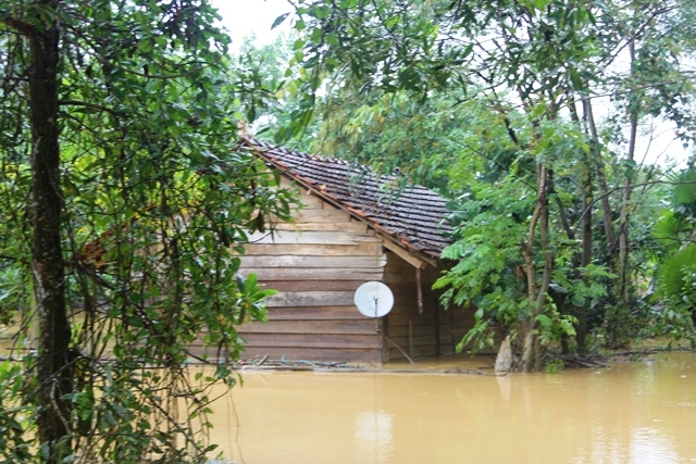 Nh&agrave; trong biển nước.