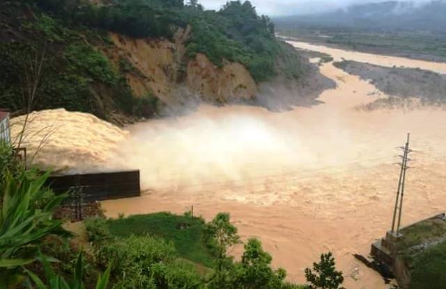 Đập thủy điện Hố H&ocirc; x&atilde; lũ khiến người d&acirc;n trở tay kh&ocirc;ng kịp.