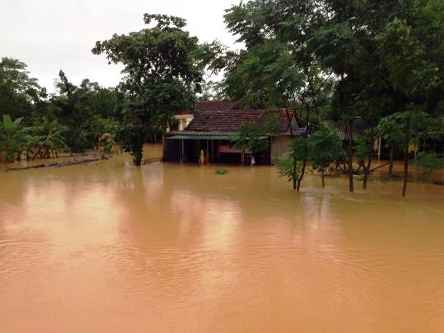 D&ograve;ng nước v&agrave;ng kh&egrave; bao tr&ugrave;m lấy nh&agrave; d&acirc;n ở Hương Kh&ecirc;.