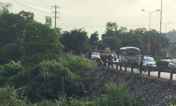 Lực lượng chức năng c&oacute; mặt ph&acirc;n luồng giao th&ocirc;ng v&agrave; cẩu trục chiếc xe gặp nạn.