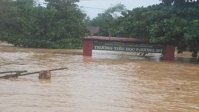 &nbsp;X&atilde; Phương Điền, Phương Mỹ của huyện Hương Kh&ecirc; bị c&ocirc; lập ho&agrave;n to&agrave;n, nhiều nơi nước ngập 4 - 5m. Cổng trường học ngập chỉ c&ograve;n nh&ocirc; l&ecirc;n một ch&uacute;t biển t&ecirc;n trường. Ảnh nguồn D&acirc;n Tr&iacute;.&nbsp;