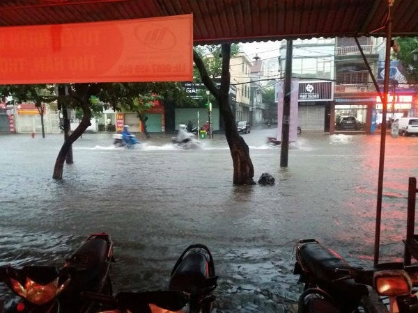 Tại huyện Hưng Nguy&ecirc;n (Nghệ An) do gần hạ nguồn s&ocirc;ng Lam n&ecirc;n cũng bị ảnh hưởng nghi&ecirc;m trọng. Nước đ&atilde; tr&agrave;n v&agrave;o một số nh&agrave; d&acirc;n. Một số b&agrave; con n&ocirc;ng d&acirc;n đ&atilde; k&ecirc; đồ đạc, l&uacute;a l&ecirc;n khu vực cao để tr&aacute;nh ngập lụt, hư hỏng, mất m&aacute;t t&agrave;i sản. Ảnh nguồn Infonet.