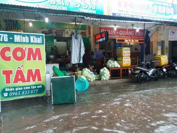 Tại TP Vinh nước ngập nhiều tuyến đường, c&aacute;c hoạt động sinh hoạt, kinh doanh đều bị ảnh hưởng. Ảnh nguồn Infonet.
