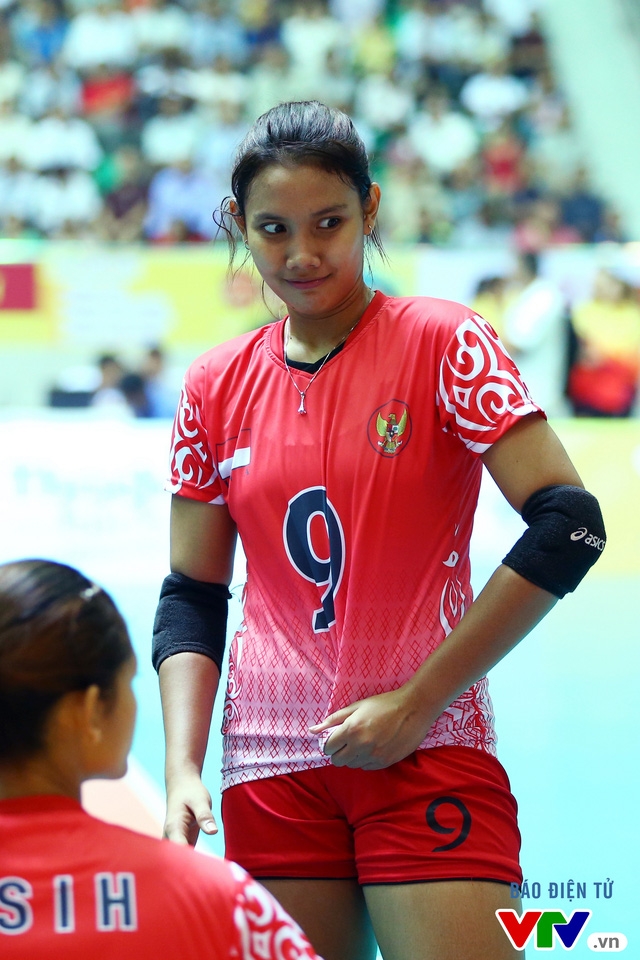 Nandita Ayu Salsabila trong m&agrave;u &aacute;o đội tuyển b&oacute;ng chuyền nữ quốc gia Indonesia