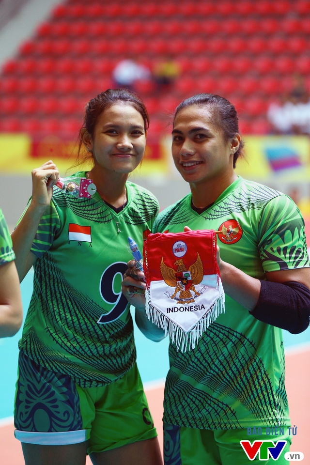 Hoa kh&ocirc;i cũng l&agrave; bạn th&acirc;n của Mangnang(phải) gi&agrave;nh danh hiệu VĐV to&agrave;n diện nhất.