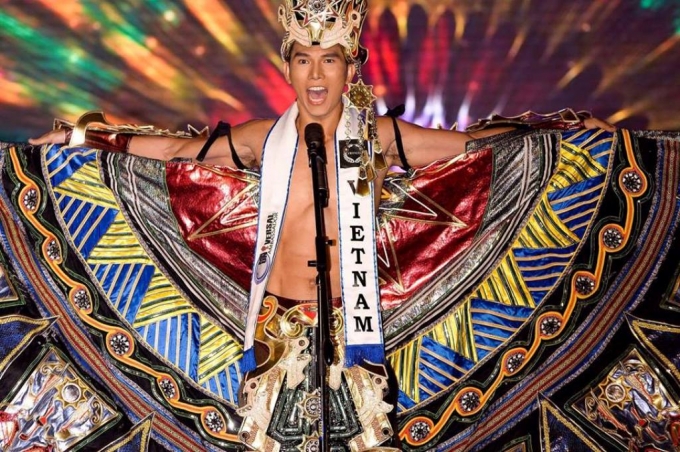 Nam vương Ng&ocirc; Tiến Đo&agrave;n v&agrave; Hoa Hậu Li&ecirc;n Lục Địa 2012 Daneila Xanad&uacute; sẽ l&agrave; 1 trong 10 gi&aacute;m khảo của cuộc thi năm nay