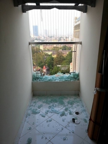 Ngo&agrave;i lối tho&aacute;t hiểm v&agrave; tầng hầm bị ngập nước mỗi khi trời mưa, hệ thống k&iacute;nh của t&ograve;a nh&agrave; Golden Land c&ograve;n bị vỡ kh&ocirc;ng r&otilde; nguy&ecirc;n nh&acirc;n.&nbsp; &nbsp; Ảnh: K.Hạnh