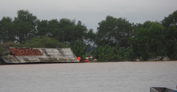 Tình người trong lũ dữ