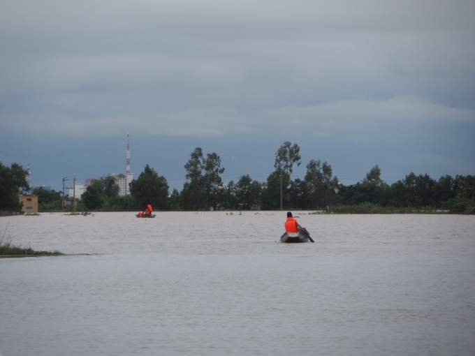 &nbsp;Nước lũ tr&agrave;n về nhanh như th&aacute;c đổ.