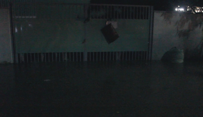 Mưa lớn cộng vỡ bờ bao khiến nước tr&agrave;n khắp nơi.