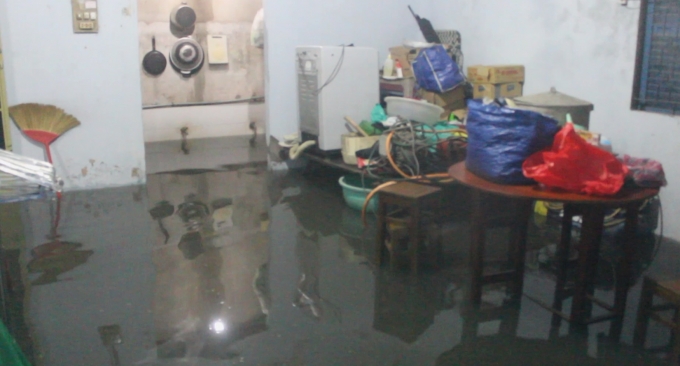 Nước tr&agrave;n v&agrave;o nh&agrave; d&acirc;n g&acirc;y ngập.