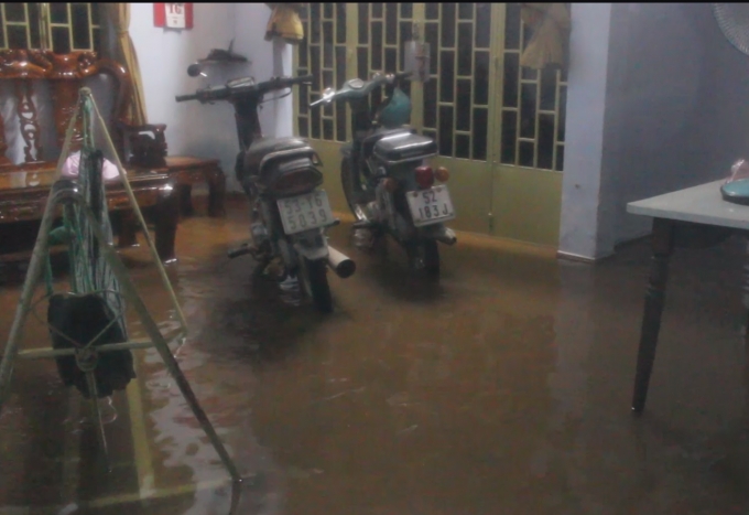 Nhiều đồ đạc ch&igrave;m trong nước.