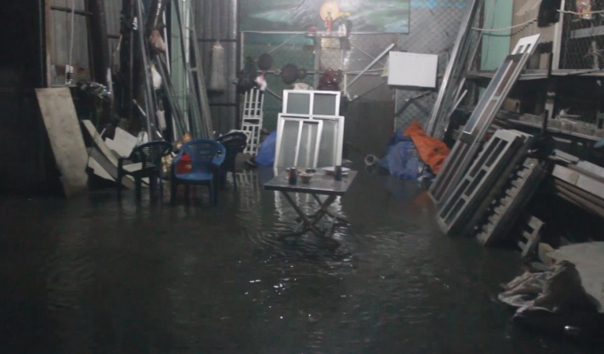 Một cửa h&agrave;ng cũng bị nước tr&agrave;n v&agrave;o .