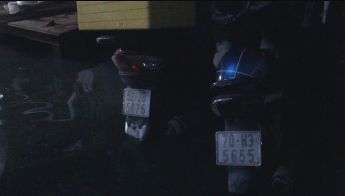 Người d&acirc;n nỗ lực sơ t&aacute;n đồ đạc ngay trong đ&ecirc;m tối.