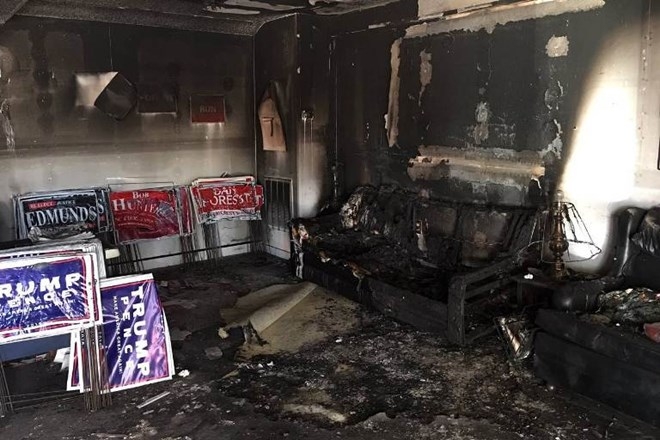 To&agrave;n bộ vật dụng trong văn ph&ograve;ng bị ch&aacute;y thui. (Ảnh: WSJ.com)