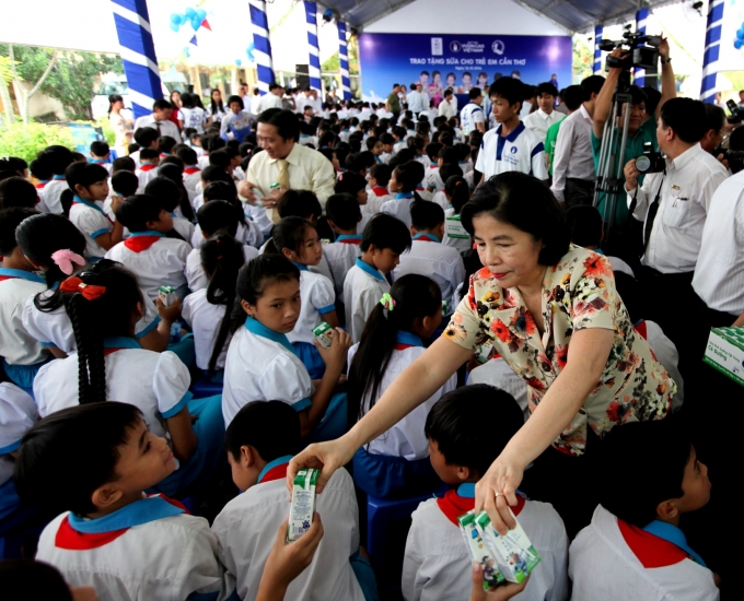 B&agrave; Mai Kiều Li&ecirc;n &ndash; Tổng Gi&aacute;m Đốc Vinamilk trao tặng sữa cho c&aacute;c em trường tiểu học Giai Xu&acirc;n 1, huyện Phong Điền, TP.Cần Thơ