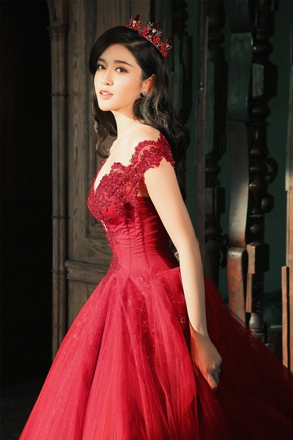 &Aacute; hậu Huyền My xinh đẹp như một n&agrave;ng c&ocirc;ng ch&uacute;a trong chiếc đầm m&agrave;u đỏ được thiết kế bồng bềnh, l&atilde;ng mạn. Ảnh: FB Nguyễn Trần Huyền My.