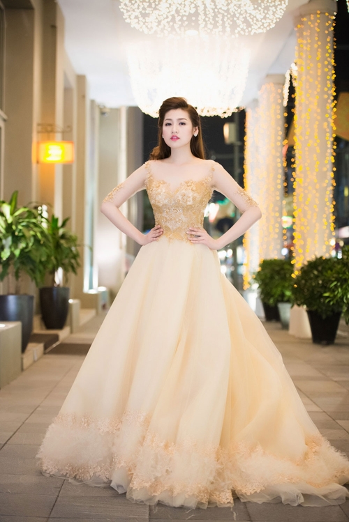 &Aacute; hậu Dương T&uacute; Anh trong chiếc v&aacute;y được thiết kế bằng ren kh&aacute; tinh xảo, như bước ra từ trong c&acirc;u chuyện cổ t&iacute;ch Disney. Ảnh: FB Dương T&uacute; Anh.