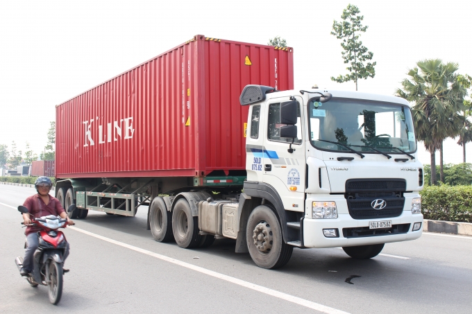 Sau khi tai nạn, xe container chạy hơn 200 m&eacute;t mới dừng lại.