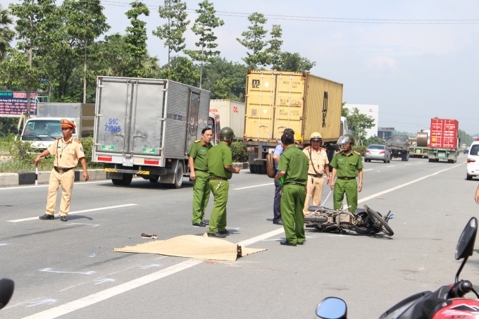 Lực lượng chức năng c&oacute; mặt giải quyết vụ việc.