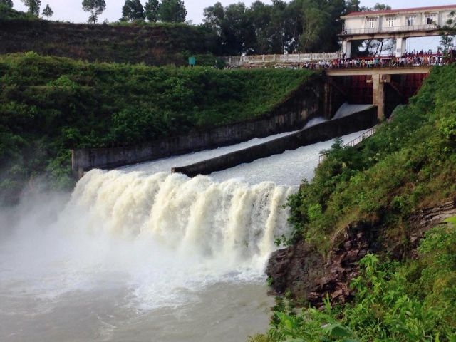 7h s&aacute;ng ng&agrave;y 17/10, Hồ Kẻ Gỗ ch&iacute;nh thức xả tr&agrave;n.